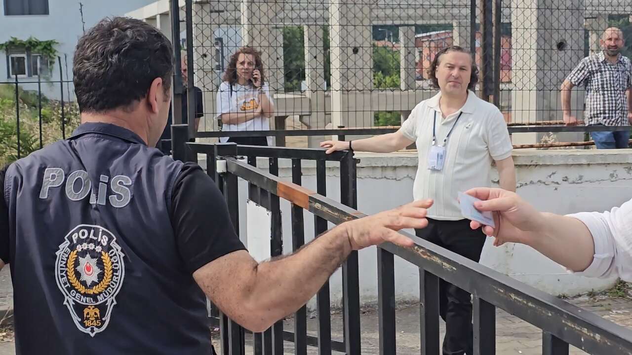 Kardeşinin kimliğiyle LGS’ye geldi! Amcası 4 dakika kala yetiştirdi 4